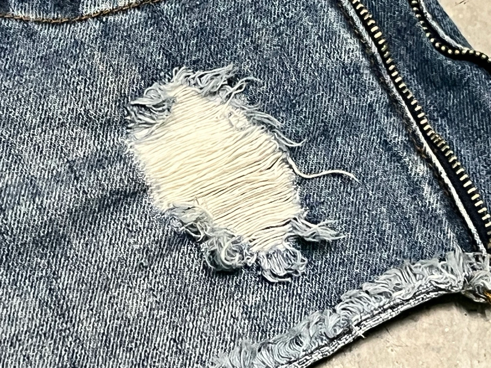 Shorts vaqueros cremalleras laterales  – photo 6